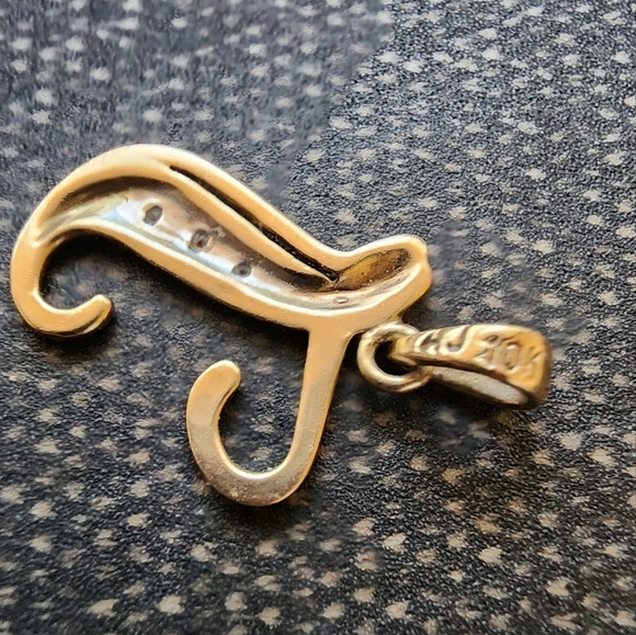 10k Alphabet Letter T pendant - Picture 3 of 8